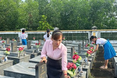LIÊN ĐỘI TRƯỜNG TIỂU HỌC ĐỨC TÂN ĐÃ PHỐI HỢP CÙNG BAN GIÁM HIỆU, CHI ĐOÀN TRƯỜNG TỔ CHỨC DÂNG HƯƠNG TẠI NGHĨA TRANG LIỆT SĨ XÃ MỘ ĐỨC