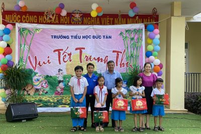 TỔ CHỨC VUI TẾT TRUNG THU CHO HỌC SINH TRƯỜNG TIỂU HỌC ĐỨC TÂN
