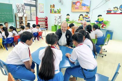 TỔ CHỨC DỰ ÁN THƯ VIỆN VIỆT NAM THĂM, TẶNG QUÀ CHO HỌC SINH TRƯỜNG TIỂU HỌC ĐỨC TÂN