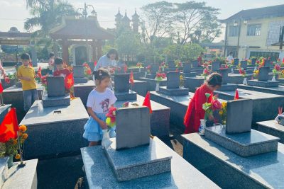 TRƯỜNG TIỂU HỌC ĐỨC TÂN ĐÃ TỔ CHỨC CHO CÁC EM HỌC SINH LỚP 1 THAM GIA HOẠT ĐỘNG VIẾNG NGHĨA TRANG LIỆT SĨ ĐỊA PHƯƠNG