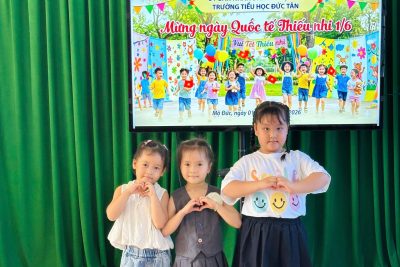 TRƯỜNG TIỂU HỌC ĐỨC TÂN TỔ CHỨC TẶNG QUÀ NHÂN DỊP QUỐC TẾ THIẾU NHI 1/6 CHO CON EM CÁN BỘ, GIÁO VIÊN, NHÂN VIÊN NHÀ TRƯỜNG